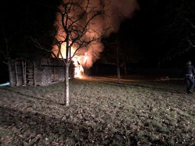 Auenwald: Wieder Bradstifter unterwegs! Holzstapel angezuendet 