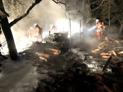 Auenwald: Wieder Bradstifter unterwegs! Holzstapel angezuendet 