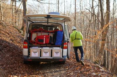 Erkenbrechtsweiler: Drachenflieger landet in 20 Meter Hoehe im Baum