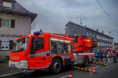 Stuttgart-Ost: Brand in Dachgeschoss loesst Grossalarm der Feuerwehr aus 