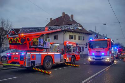 Stuttgart-Ost: Brand in Dachgeschoss loesst Grossalarm der Feuerwehr aus 