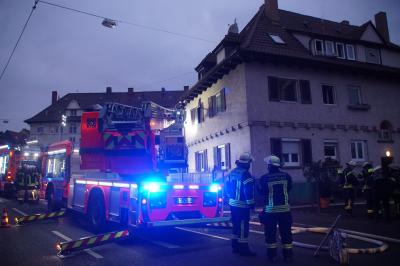 Stuttgart-Ost: Brand in Wohnung loesst Grossalarm der Feuerwehr aus 