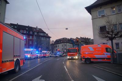 Stuttgart-Ost: Brand in Wohnung loesst Grossalarm der Feuerwehr aus 