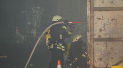 Ludwigsburg-Neckarweihingen: FLAMMENBILDER! Containerbrand auf Wertstoffhof - Mitarbeiter versuchen vergeblich, Feuer zu loeschen