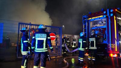 Ludwigsburg-Neckarweihingen: FLAMMENBILDER! Containerbrand auf Wertstoffhof - Mitarbeiter versuchen vergeblich, Feuer zu loeschen