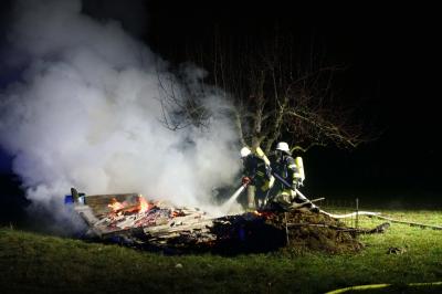 Deizisau: Wieder Brandstifter unterwegs? Mehrere Holzstapel brennen