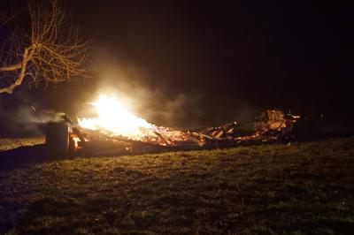 Deizisau: Wieder Brandstifter unterwegs? Mehrere Holzstapel brennen