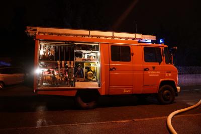 Esslingen-Neckarhalde: Brandstifter unterwegs? Holzstapel brennt in voller Ausdehnung