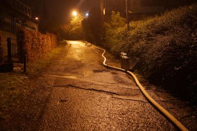 Esslingen-Neckarhalde: Brandstifter unterwegs? Holzstapel brennt in voller Ausdehnung