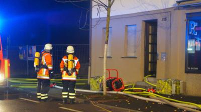 Backnang: Vollbrand eines Wohnhauses in der Silvesternacht - Feuer greift auf Nachbargebaeude ueber