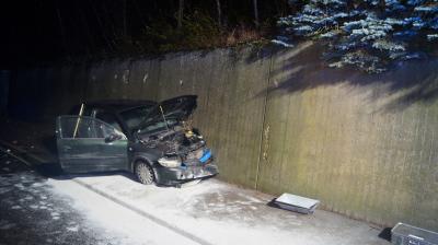 Bietigheim-Bissingen: Heftiger Crash! Opel Corsa kracht gegen Steinmauer - Fahrer wird schwer verletzt