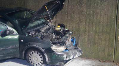 Bietigheim-Bissingen: Heftiger Crash! Opel Corsa kracht gegen Steinmauer - Fahrer wird schwer verletzt