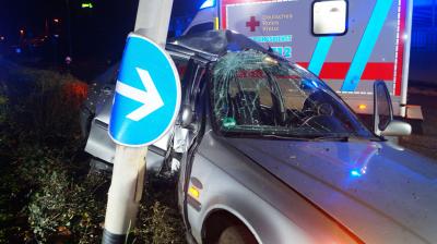 Bietigheim-Bissingen: 18-jaehriger Raser kracht auf regennasser Fahrbahn gegen Strassenlaterne - 18-jaehriger Beifahrer wird schwer verletzt