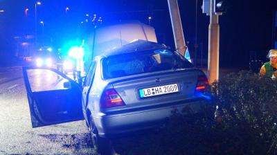 Bietigheim-Bissingen: 18-jaehriger Raser kracht auf regennasser Fahrbahn gegen Strassenlaterne - 18-jaehriger Beifahrer wird schwer verletzt