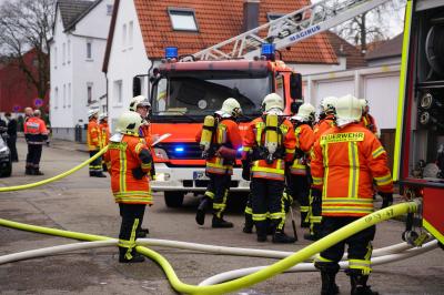 Ebersbach/Fils: Anbau brennt zwischen zwei Haeusern - Zwei Drehleitern im Einsatz