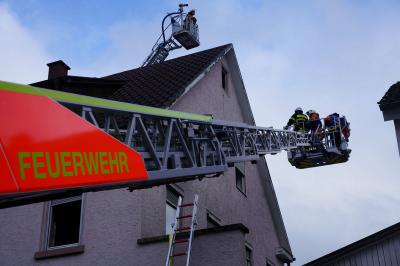 Ebersbach/Fils: Anbau brennt zwischen zwei Haeusern - Zwei Drehleitern im Einsatz