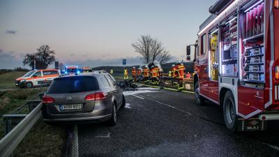 Simmozheim: Transporterfahrer verstirbt nach schwerem Unfall 