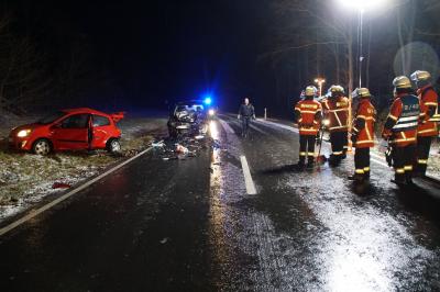 Wildberg: ein toedl. Verkehrsunfall auf der B264 fordert vier Verletzte Personen