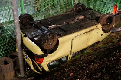 Weinstadt-Endersbach: Twingo kommt von der Fahrbahn ab und landet am Zaun - 3 Verletze 