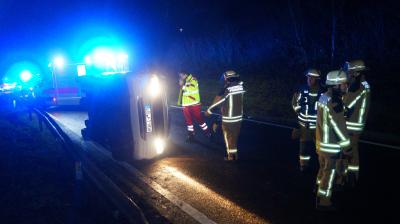 A81/Ludwigsburg: Paketbote kommt mit Lieferwagen von der Fahrbahn ab und ueberschlaegt sich
