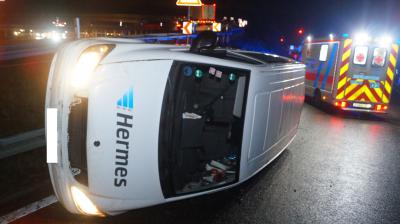 A81/Ludwigsburg: Paketbote kommt mit Lieferwagen von der Fahrbahn ab und ueberschlaegt sich