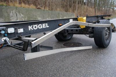 Ottenhausen: Pkw kollidiert mit Lkw-Anhaenger - eine Person schwer Verletzt