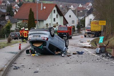 Ottenhausen: Pkw kollidiert mit Lkw-Anhaenger - eine Person schwer Verletzt