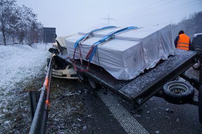 B10/ Plochingen: Unfall mit mehreren Fahrzeugen sorgt fuer Staus und einen Verletzten