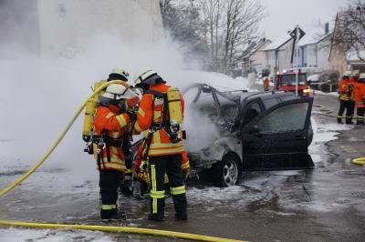 Uhingen-Diegelsberg: Pkw in Brand