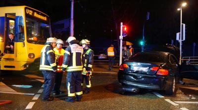 Stuttgart-Nord: BMW kracht in Stadtbahn - Fahrer wird nach 30 Minuten schwer verletzt aus seinem Wagen gerettet