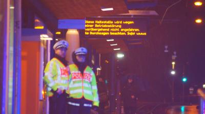 Stuttgart-Nord: BMW kracht in Stadtbahn - Fahrer wird nach 30 Minuten schwer verletzt aus seinem Wagen gerettet