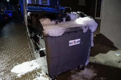 Plochingen: Papiermuellbehaelter brennt an Gebaeude - Feuerwehrkamerad loescht auf dem Weg zum Einsatz