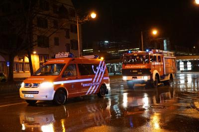 Plochingen: Papiermuellbehaelter brennt an Gebaeude - Feuerwehrkamerad loescht auf dem Weg zum Einsatz