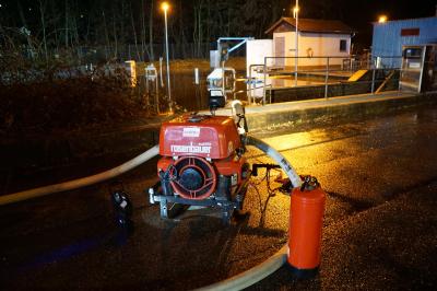 Berglen: Klaeranlage laeuft voll mit Wasser - Feuerwehr pumpt Stundenlang