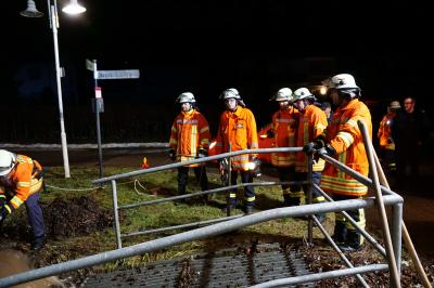 Uhingen-Baiereck: Bach tritt ueber die Ufer - Feuerwehr muss Rechen reinigen