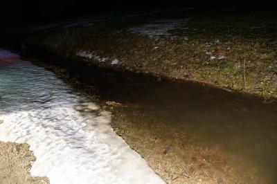 Gruibingen/ A8: Wasser droht A8 zu Ueberfluten - THW baut Sandsackwall