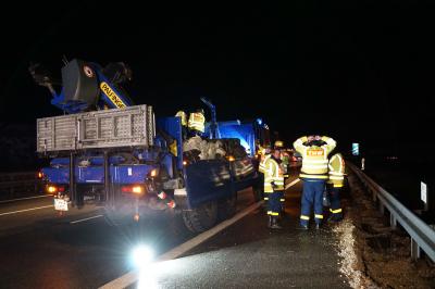 Gruibingen/ A8: Wasser droht A8 zu Ueberfluten - THW baut Sandsackwall