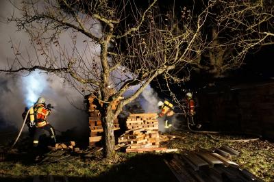Ostfildern-Nellingen: Wieder Brandstiftung? Mehrere Holzstapel in Brand
