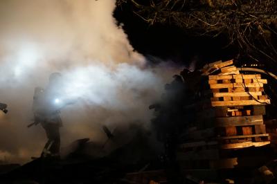 Ostfildern-Nellingen: Wieder Brandstiftung? Mehrere Holzstapel in Brand