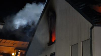 Waiblingen: FLAMMENBILDER! Dachstuhl steht in Vollbrand - Feuerwehr im Grosseinsatz