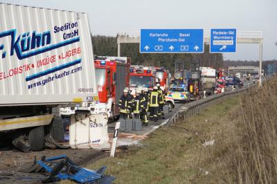 Pforzheim: schwerer Verkehrsunfall auf der A8 bei Pforzheim Sued - eine Person toedl. Verletzt und eine Person Verletzt