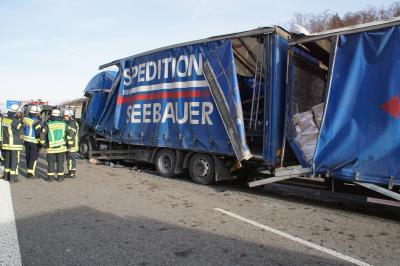 Pforzheim: schwerer Verkehrsunfall auf der A8 bei Pforzheim Sued - eine Person toedl. Verletzt und eine Person Verletzt