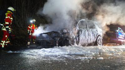 A81/Mundelsheim: Mercedes faengt Feuer und brennt vollstaendig aus 