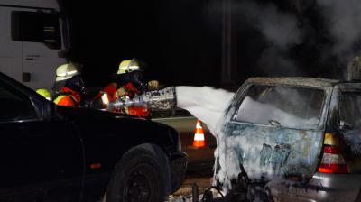 A81/Mundelsheim: Mercedes faengt Feuer und brennt vollstaendig aus 