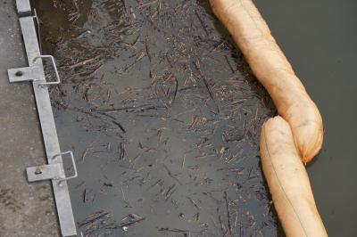 Esslingen: Oel auf dem Neckar - Werkfeuerwehr aus dem Kreis Goeppingen mit Saugfahrzeug im Einsatz