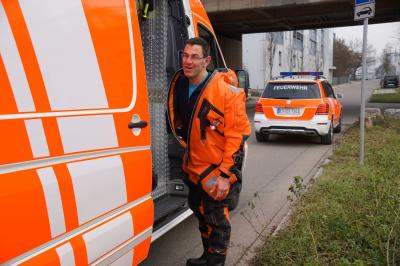 Esslingen: Oel auf dem Neckar - Werkfeuerwehr aus dem Kreis Goeppingen mit Saugfahrzeug im Einsatz