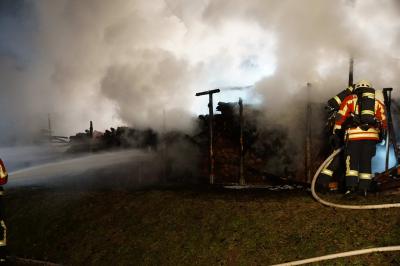 Leinfelden-Echterdingen: Brandstiftungsserie reisst nicht ab â€“ Mehrere Holzstapel brennen 