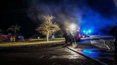 Hildrizhausen: Mehrere Holzstapel gehen in Flammen auf - die Polizei vermutet Brandstiftung 