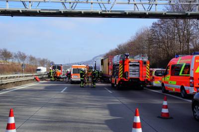 Aichelberg: Unfall mit vier Lkw fordert einen Schwerstverletzten