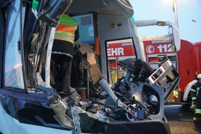 Aichelberg: Bus aus England Veruenglueckt auf der A8 - Rettungshubschrauber im Einsatz